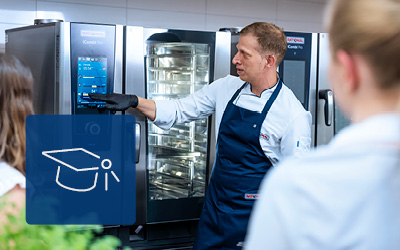 Chef spiega lo schermo touch del forno professionale RATIONAL iCombi Pro ai corsisti.