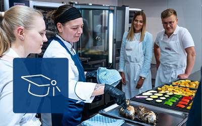 Chef presenta pesce grigliato e verdure dal forno professionale RATIONAL iCombi Pro.