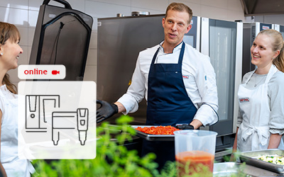 Chef animant un cours en ligne avec RATIONAL iCombi Pro et iVario Pro.