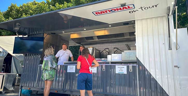 Vozidlo RATIONAL on tour s iCombi Pro a iVario Pro, kuchaři komunikují s návštěvníky venku.