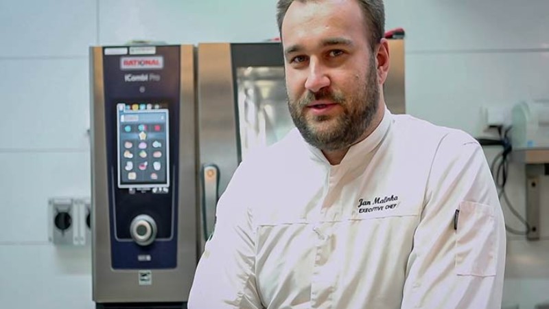 Šéfkuchař Jan Matějka stojí před konvektomatem RATIONAL iCombi Pro v profesionální kuchyni.
