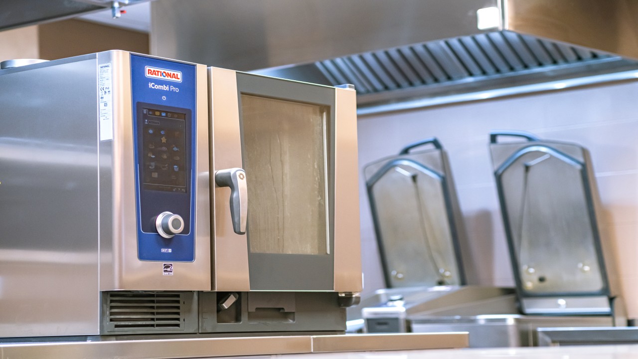 V popředí konvektomat RATIONAL iCombi Pro, v pozadí dva varné systémy RATIONAL iVario Pro v profesionální kuchyni.