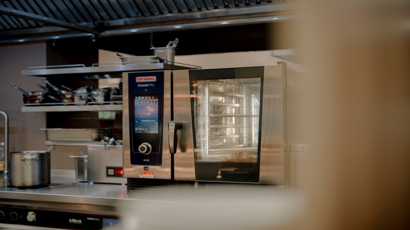 Konvektomat RATIONAL iCombi Pro v profesionální kuchyni.