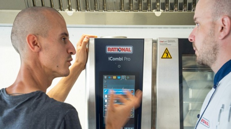 „Mit dem digitalen Zugriff auf alle Rational-Kochsysteme und -Services habe ich die Qualitäts- und Hygienestandards immer im Griff, wie die richtigen Temperaturen beim Sterilisieren, Pasteurisieren und Fermentieren“. 
