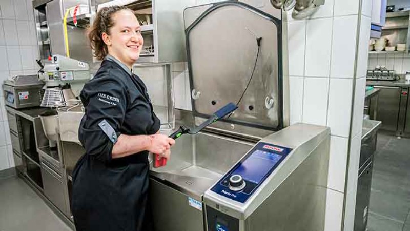Besonders gut kommt im Team die Höhenverstellbarkeit des iVario Pro in der Küche des Golfrestaurants The Green an. Egal, mit welcher Körpergrösse, alle können ergonomisch daran arbeiten.