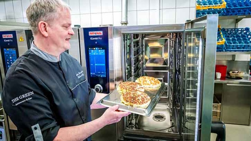 «Das Programm für die Rösti habe ich selber einprogrammiert, das ist kinderleicht. Jetzt kann das jeder anwählen, und wir haben immer das gleiche Ergebnis, egal wie viele Rösti-Portionen drin sind.» Martin Bungert, Küchenchef The Green