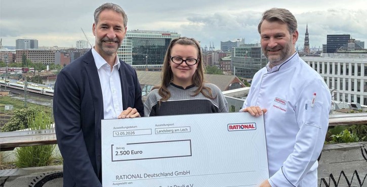 Drei Personen halten Spendenscheck der RATIONAL Deutschland GmbH über 2.500 Euro für Viva con Agua de Sankt Pauli e.V.