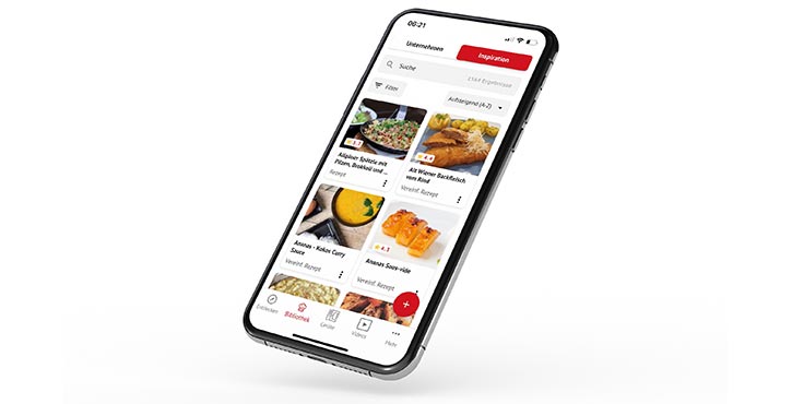 Smartphone che mostra l’interfaccia di un’app di ricette con immagini e dettagli di preparazione.