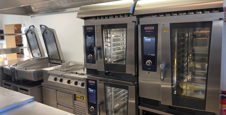 Moderne Profiküche mit Rational iCombi Pro Kombidämpfern und iVario Pro Multifunktionsgeräten.