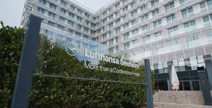 Eingangsschild des Lufthansa Seeheim Conference Hotels vor modernem Hotelgebäude.