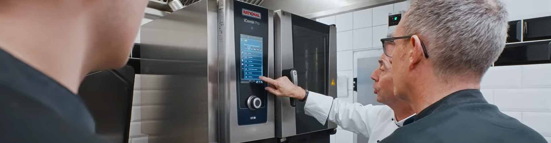 Koch zeigt Einstellungen am Touchdisplay des RATIONAL iCombi Pro Kombidämpfers.