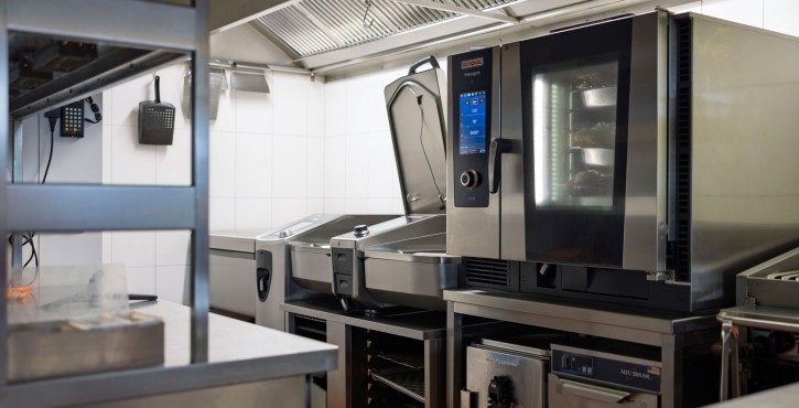 RATIONAL iHexagon Kombidämpfer in moderner Profiküche.