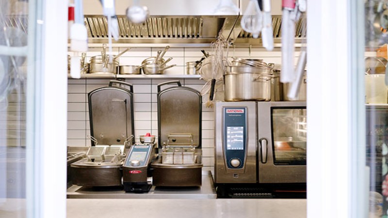 Professionelle Küche mit RATIONAL SelfCooking Center und Kochequipment.