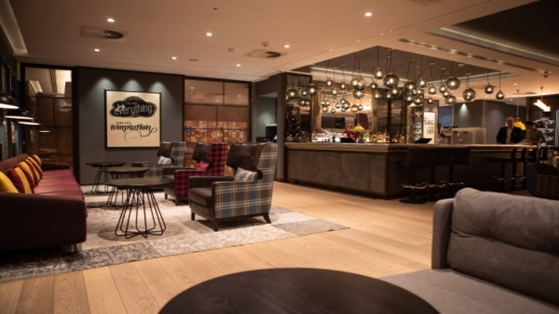 Moderne Hotellounge mit Sitzbereich und stilvoller Bar.