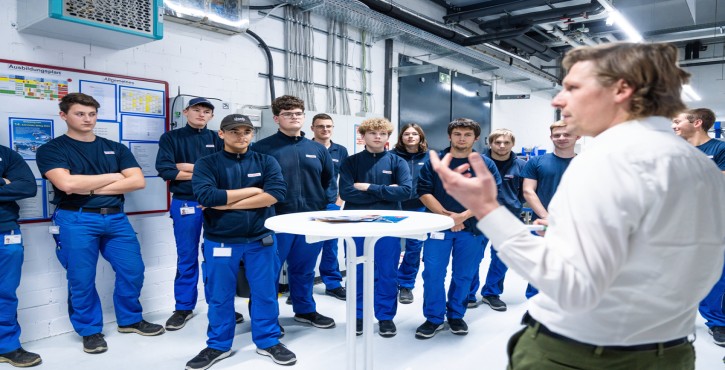 Grupo de aprendices de RATIONAL recibiendo instrucciones en capacitación técnica.