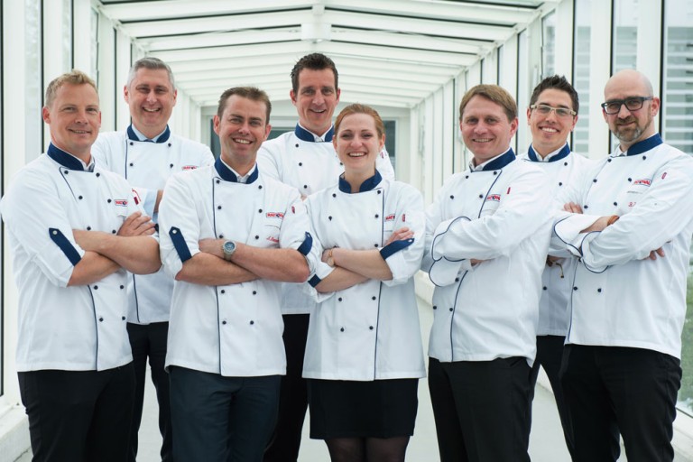 Das Team der RATIONAL Deutschland in einheitlichen weiß-blauen Kochjacken.