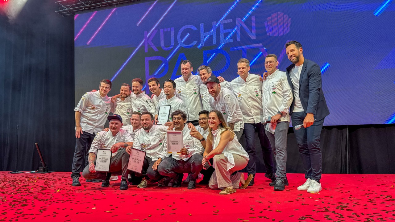 Sieger, Jury und Partner feiern.