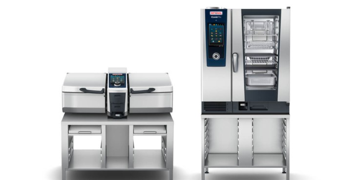 A front facing image of the RATIONAL iVario Pro, an intelligent bratt pan with a digital screen and two pans both with a handle and the RATIONAL iCombi Pro, a combi-steamer oven with a digital screen, both on a metal stand.
