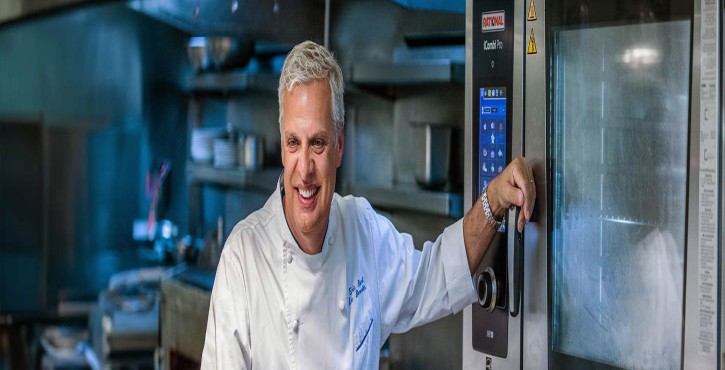 Chef en una cocina profesional junto a un iCombi Pro de Rational.