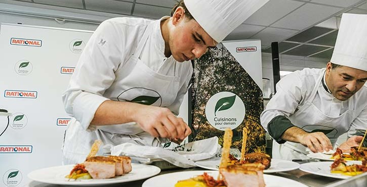 Jeunes chefs dressant du porc avec légumes lors d’un concours culinaire RATIONAL.