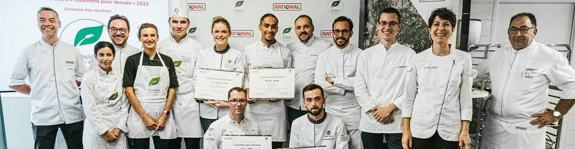Groupe de chefs et finalistes tenant des certificats lors de la finale RATIONAL.