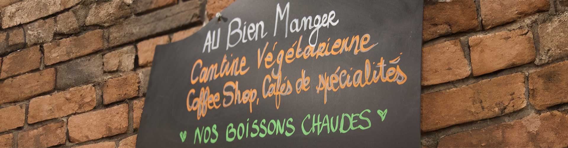 Chef à côté d’un RATIONAL iCombi Pro XS four mixte ouvert dans une cuisine professionnelle.