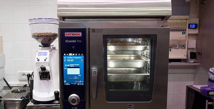 Ardoise Au Bien Manger annonçant cantine végétarienne, coffee shop et boissons chaudes.