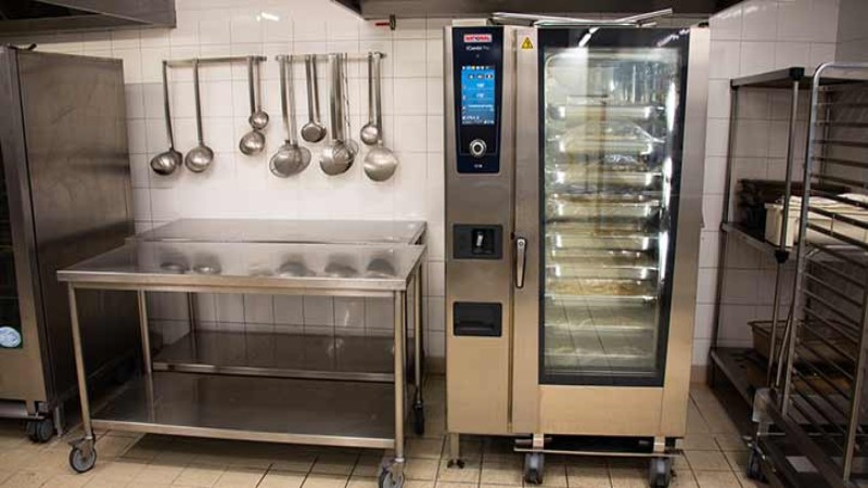 « La complémentarité des fours et des sauteuses nous permet de combiner la préparation à chaud et la mise en cuisson pour pouvoir faire des préparation maison du jour, on fait du frais fait le jour même pour le service du jour » 