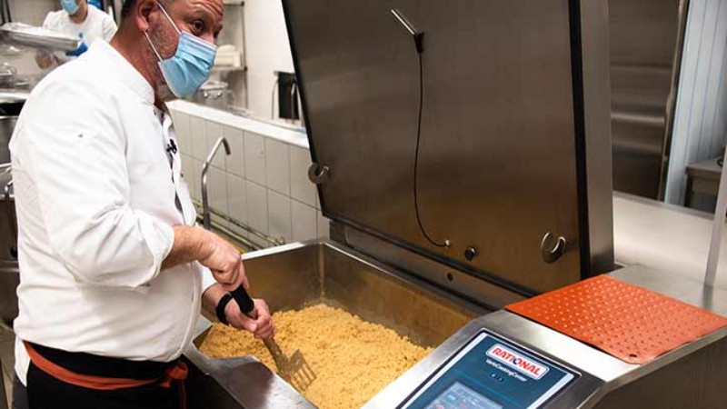 « Pour les pertes alimentaires on en a beaucoup moins. On a gagné en qualitatif pour les élèves, donc on voit moins de restes dans les assiettes, et pour nous en cuisine, on achète moins en poids car moins de pertes à la cuisson » 