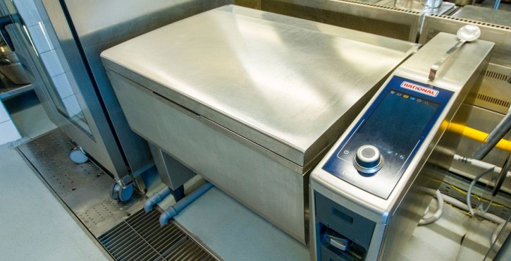 RATIONAL iVario Pro cooking system with closed pan in a professional kitchen.