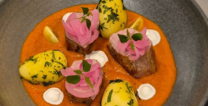 Gourmet beef fillet medallions with carrot purée, herb potatoes and pickled onions.