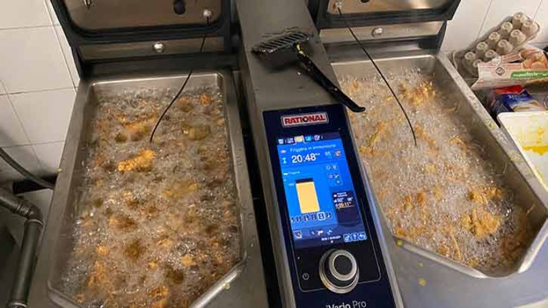 RATIONAL iVario Pro cuoce alimenti in olio caldo con sonde di temperatura.