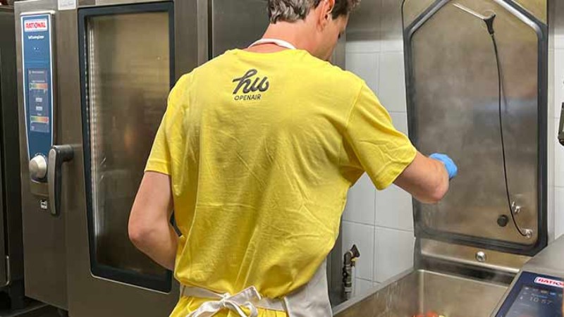 Addetto alla cucina utilizza RATIONAL iVario Pro in una cucina professionale.