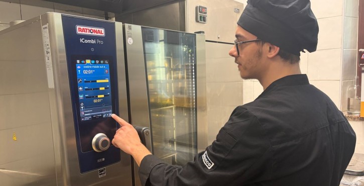 Chef regola il programma di cottura sul touchscreen del RATIONAL iCombi Pro forno professionale.
