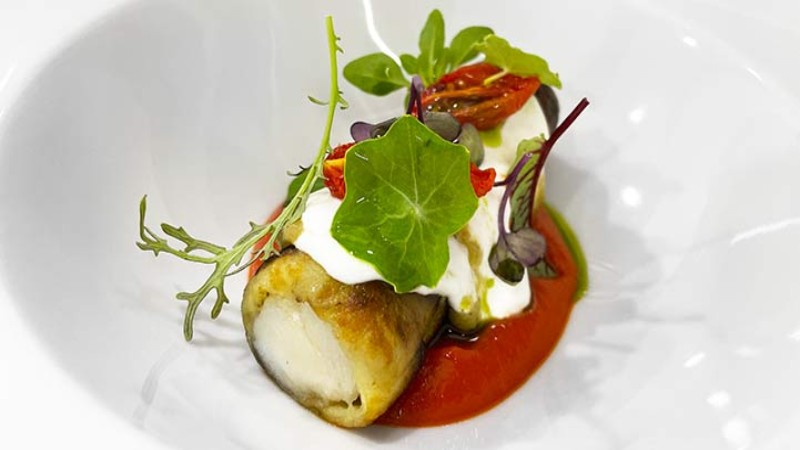 Filetto di baccalà con salsa di peperone rosso, crema e microgreens freschi.