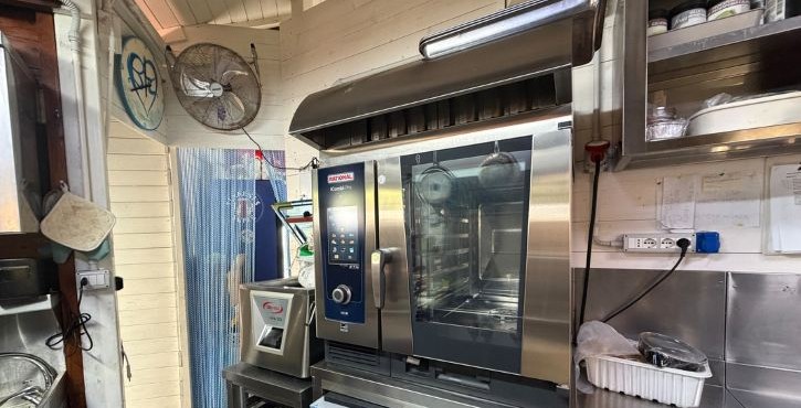 RATIONAL iCombi Pro forno professionale installato nella cucina di un ristorante sul mare.
