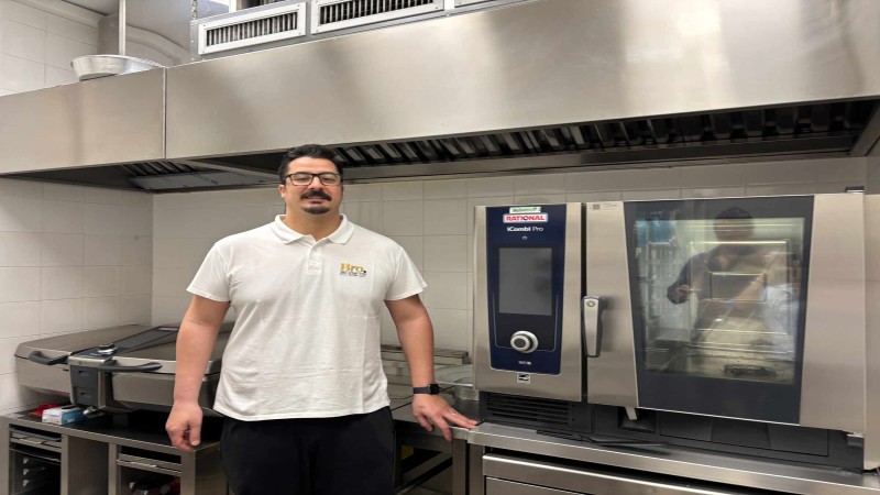 Chef accanto al RATIONAL iCombi Pro forno professionale in cucina professionale.