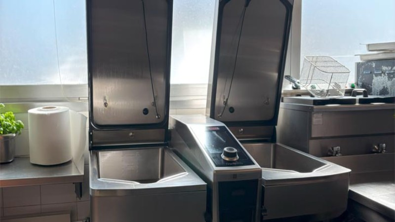 Cucina professionale con due sistemi di cottura RATIONAL iVario aperti e pronti all’uso.