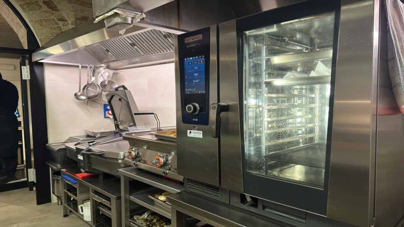 Cucina professionale con RATIONAL iCombi Pro forno professionale e sistema di cottura RATIONAL iVario Pro.