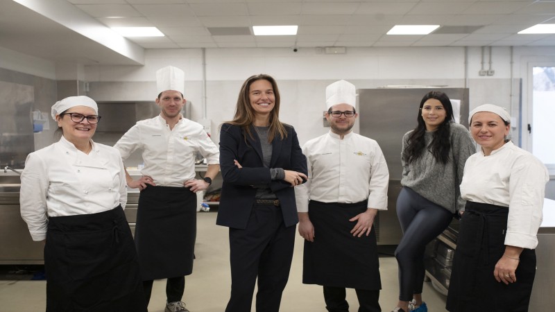 «L’intuizione di Eat Like A Star è nata con la pandemia. Dopo solo tre giorni eravamo già attivi con il servizio delivery. Non si trattava di un classico delivery però: abbiamo cercato di differenziarci sin da subito offrendo ai nostri clienti piatti cotti sottovuoto dentro a sacchetti e che potessero essere rigenerati a casa e gustati come in un ristorante, offrendo un’esperienza gourmet a distanza e mantenendo i gusti e le proprietà organolettiche delle pietanze».