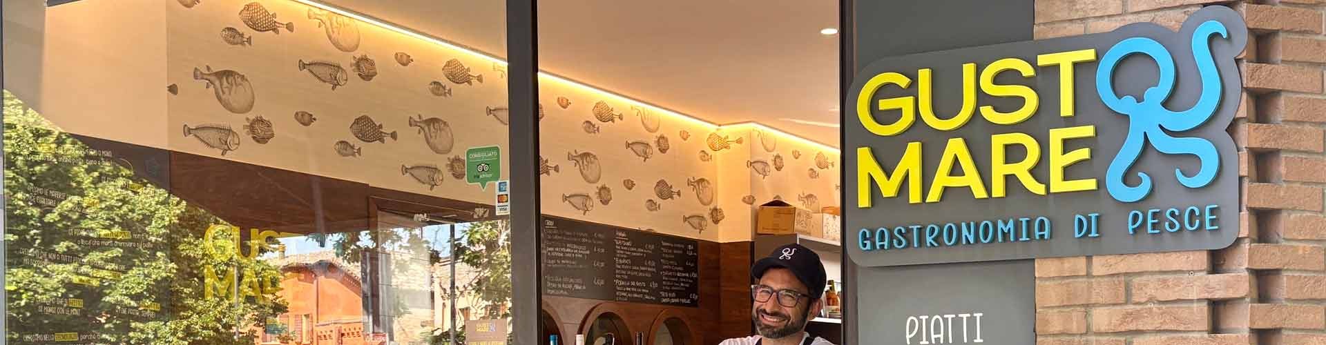 Esterno del ristorante di pesce Gusto Mare con insegna e ingresso accogliente.