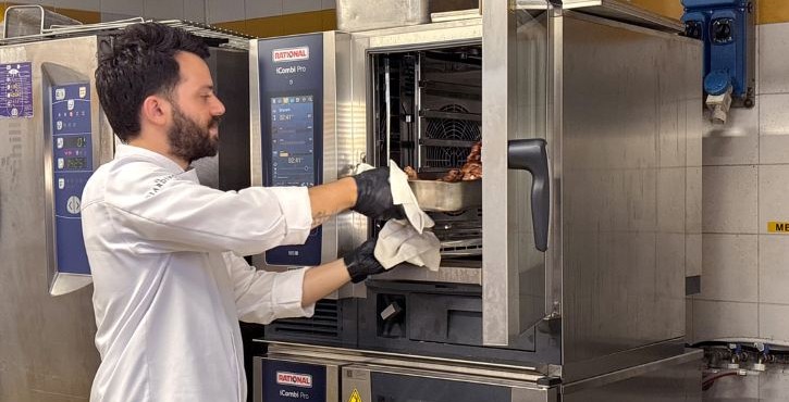 Chef estrae una teglia di carne arrosto dal RATIONAL iCombi Pro forno professionale in cucina professionale.