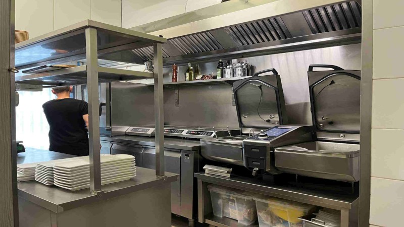 «Il nostro forno iCombi ci aiuta nella precisione e nella velocità. E poi abbiamo iVario: un’attrezzatura così non poteva mancare nella mia cucina!». 