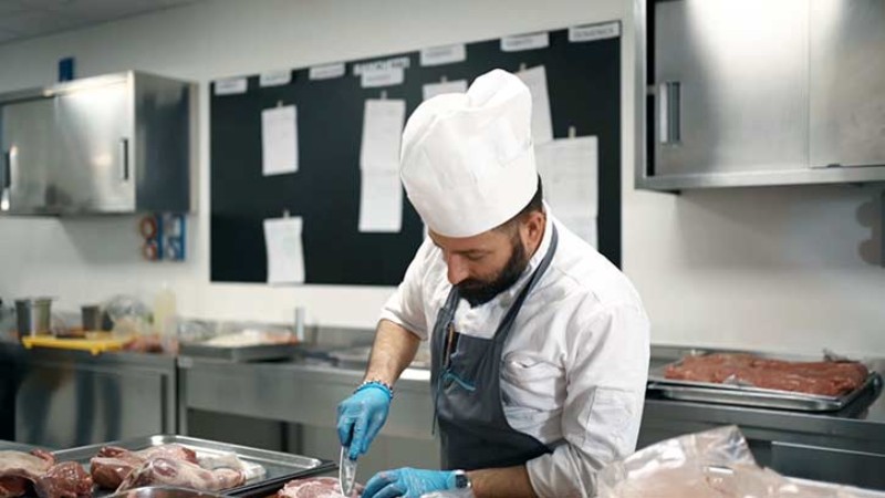 «Le attrezzature RATIONAL hanno una marcia in più: i processi già impostati semplificano il lavoro di noi chef e la qualità degli alimenti che arrivano ai nostri commensali è sempre ottimale». 
