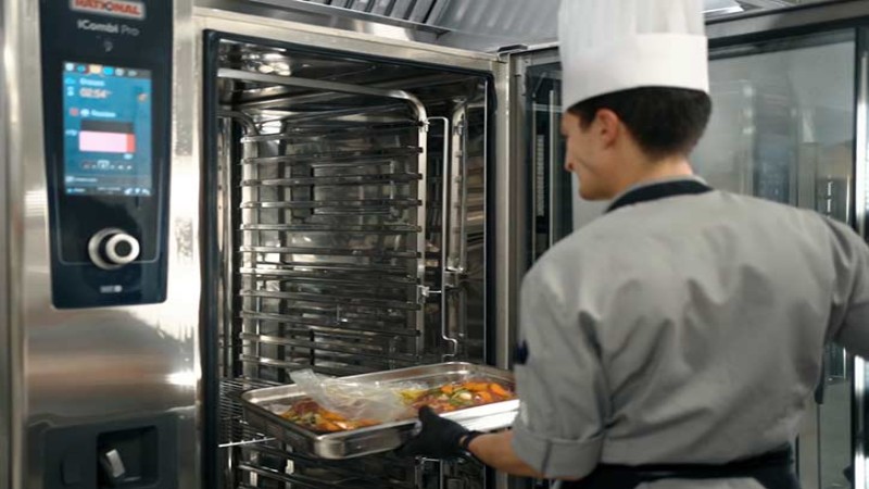 «Le attrezzature RATIONAL hanno una marcia in più: i processi già impostati semplificano il lavoro di noi chef e la qualità degli alimenti che arrivano ai nostri commensali è sempre ottimale». 