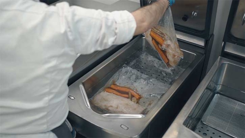 «Le attrezzature RATIONAL hanno una marcia in più: i processi già impostati semplificano il lavoro di noi chef e la qualità degli alimenti che arrivano ai nostri commensali è sempre ottimale». 