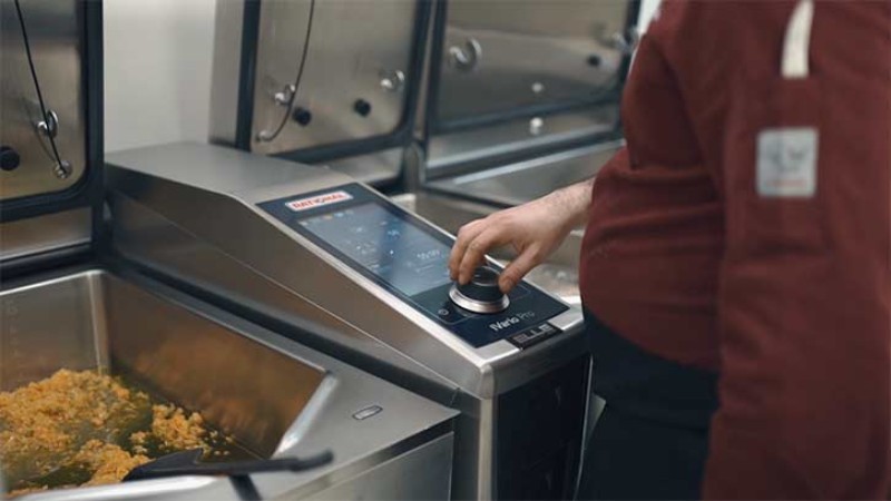«Le attrezzature RATIONAL hanno una marcia in più: i processi già impostati semplificano il lavoro di noi chef e la qualità degli alimenti che arrivano ai nostri commensali è sempre ottimale». 