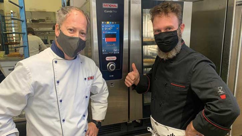 «Non potrei più fare a meno della pulizia iCareSystem: abbiamo sempre il forno brillante, senza odori e in pochissimo tempo; arriviamo a fine servizio con il forno impeccabile».