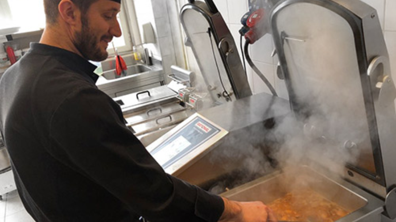 “Abbiamo assistito a delle dimostrazioni e ci ha convinto. Ha davvero cambiato il nostro modo di concepire la cucina.“ 