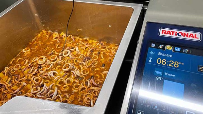 «Il pesce che ogni girono arriva qui nel centro cottura lo lavoriamo con i migliori sistemi di cottura».